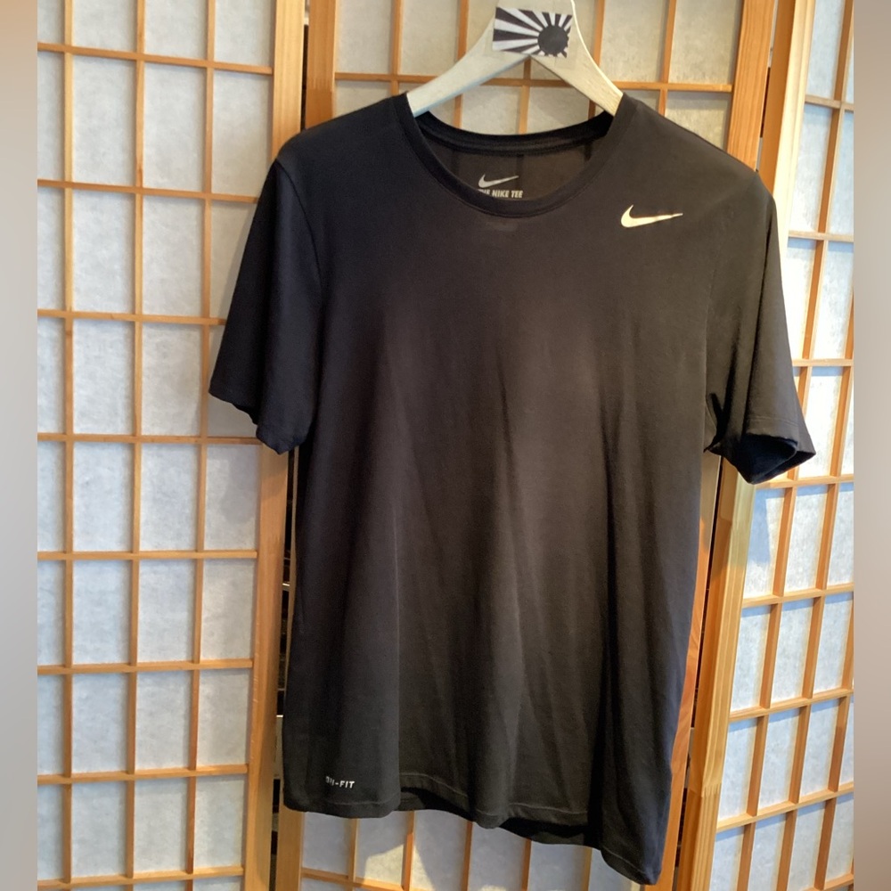 The Nike Tee Dri-FIT Training Short-Sleeve T-Shirt 706625-010 Men's Size Medium
